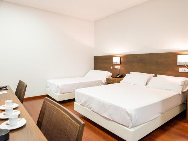 Soho Boutique Oviedo : photo 1 de la chambre chambre double avec lit d'appoint