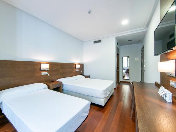 Soho Boutique Oviedo : photo 2 de la chambre chambre double avec lit d'appoint