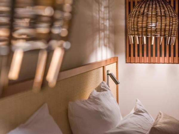 Golden Tulip Porto-Vecchio : photo 10 de la chambre chambre lit king-size supérieure - vue sur mer