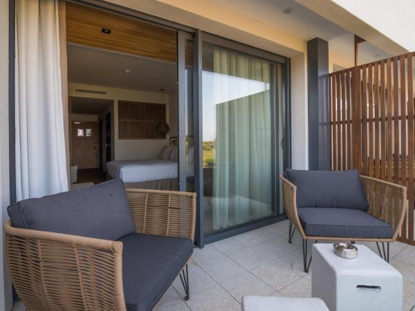 Golden Tulip Porto-Vecchio : photo 10 de la chambre chambre lit king-size de luxe avec canapé-lit - vue sur mer