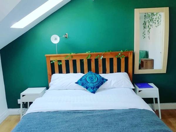 Big Yellow Door in Queens Quarter : photo 2 de la chambre chambre double avec salle de bains privative