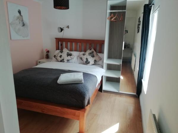 Big Yellow Door in Queens Quarter : photo 2 de la chambre chambre double avec salle de bains commune