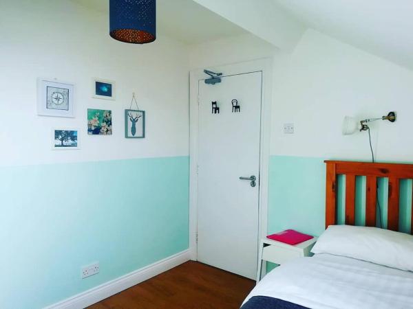 Big Yellow Door in Queens Quarter : photo 2 de la chambre chambre double avec salle de bains commune