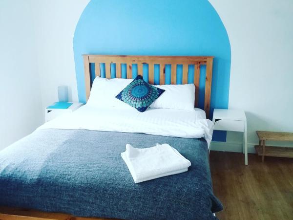 Big Yellow Door in Queens Quarter : photo 2 de la chambre chambre double avec salle de bains privative