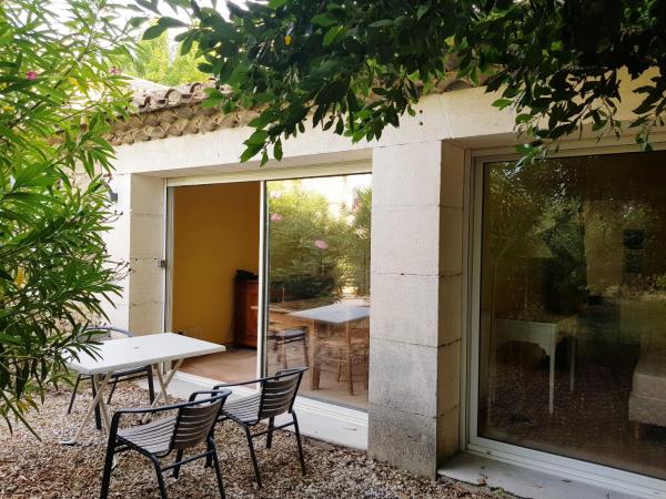 MAS DES FIGUES - Mas XVIII siècle - Piscine - très calme - Alpilles Saint Rémy de Provence - brunch méditerranéen salé sucré cuisine faite maison - ferme auberge agritourisme - Biologique FRBio potager bio huile d'olive bio jardin roseraie Biodiversité - : photo 1 de la chambre maison 2 chambres