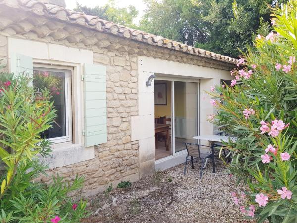 MAS DES FIGUES - Mas XVIII siècle - Piscine - très calme - Alpilles Saint Rémy de Provence - brunch méditerranéen salé sucré cuisine faite maison - ferme auberge agritourisme - Biologique FRBio potager bio huile d'olive bio jardin roseraie Biodiversité - : photo 3 de la chambre maison 2 chambres