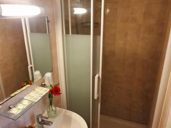 Hôtel Richelieu : photo 7 de la chambre chambre triple