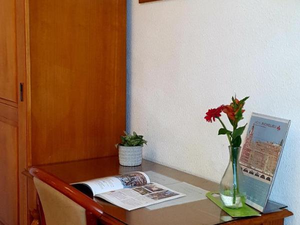 Hôtel Richelieu : photo 4 de la chambre chambre triple