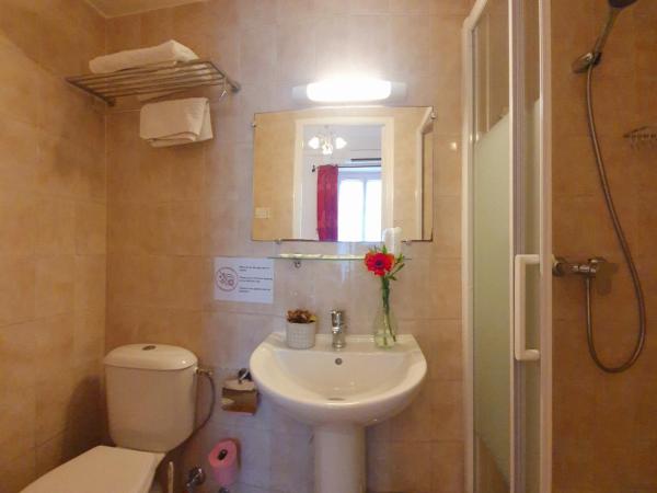 Hôtel Richelieu : photo 9 de la chambre chambre triple