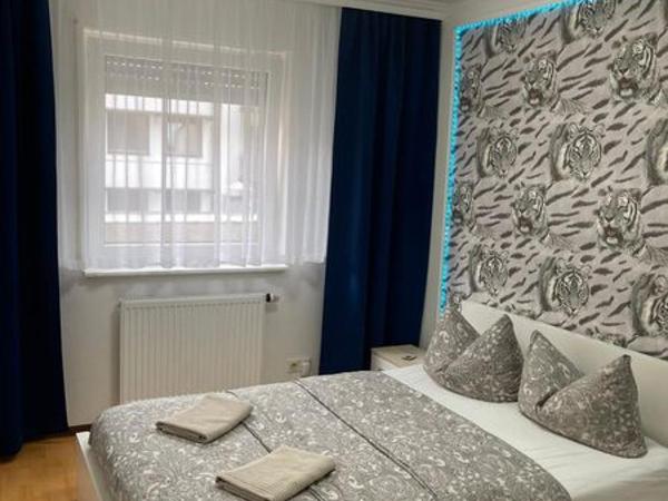 Hostel Nuremberg : photo 5 de la chambre chambre double avec douche et toilettes communes