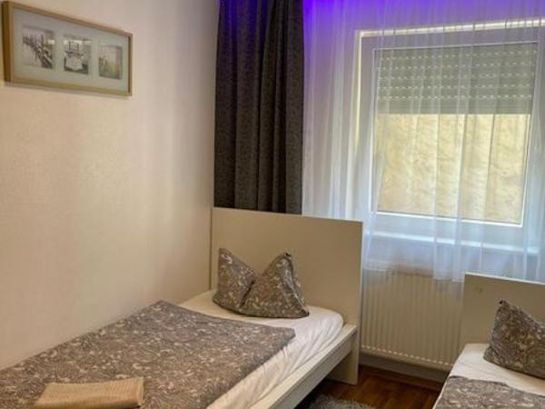 Hostel Nuremberg : photo 2 de la chambre chambre lits jumeaux avec douche et toilettes communes