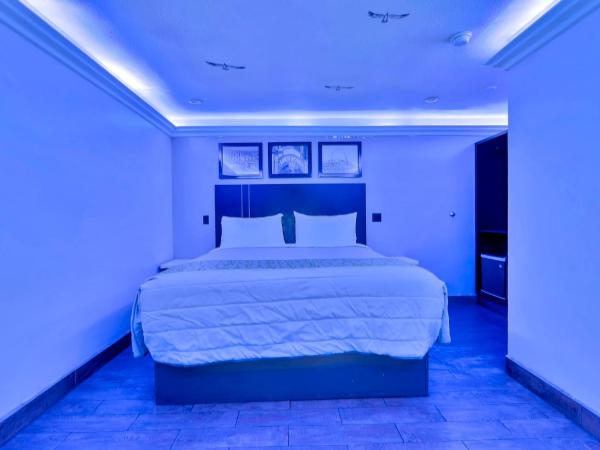 Mid City Inn : photo 4 de la chambre chambre lit king-size deluxe