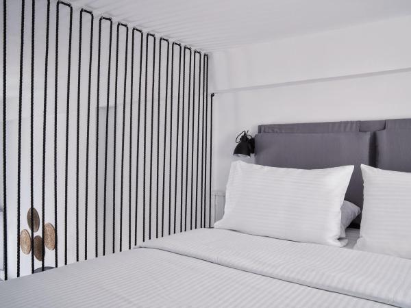 Mr and Mrs White Santorini : photo 8 de la chambre chambre supérieure pour personnes à mobilité réduite - vue sur mer