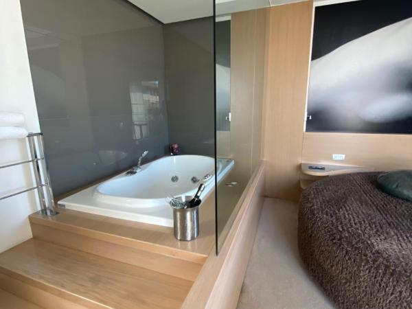 Card International Hotel : photo 4 de la chambre suite de luxe avec baignoire spa