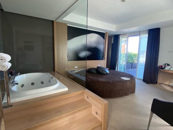 Card International Hotel : photo 1 de la chambre suite de luxe avec baignoire spa