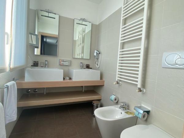 Card International Hotel : photo 10 de la chambre suite de luxe avec baignoire spa