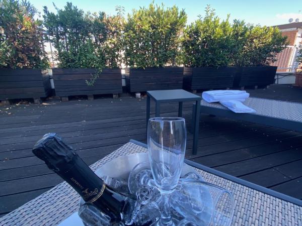 Card International Hotel : photo 8 de la chambre suite avec terrasse