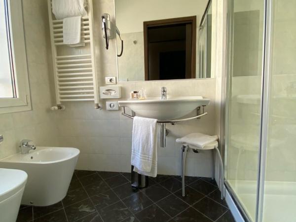 Card International Hotel : photo 1 de la chambre chambre double