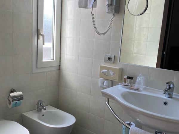 Card International Hotel : photo 4 de la chambre chambre lits jumeaux