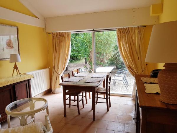 MAS DES FIGUES - Mas XVIII siècle - Piscine - très calme - Alpilles Saint Rémy de Provence - brunch méditerranéen salé sucré cuisine faite maison - ferme auberge agritourisme - Biologique FRBio potager bio huile d'olive bio jardin roseraie Biodiversité - : photo 4 de la chambre maison 2 chambres