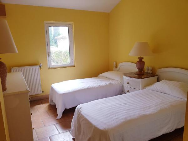 MAS DES FIGUES - Mas XVIII siècle - Piscine - très calme - Alpilles Saint Rémy de Provence - brunch méditerranéen salé sucré cuisine faite maison - ferme auberge agritourisme - Biologique FRBio potager bio huile d'olive bio jardin roseraie Biodiversité - : photo 8 de la chambre maison 2 chambres