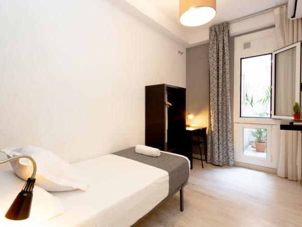 Easy Sants by Bossh! : photo 1 de la chambre chambre simple avec salle de bains privative