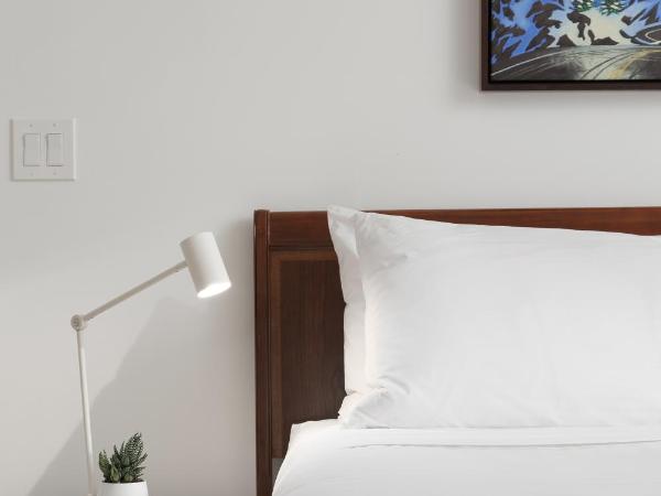 Victorian Hotel : photo 2 de la chambre hébergement lit king-size supérieur (salle de bains privative)