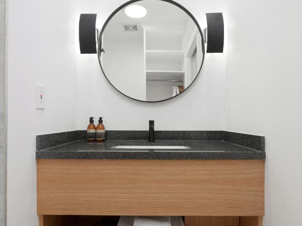 Victorian Hotel : photo 10 de la chambre hébergement lit king-size supérieur (salle de bains privative)