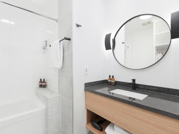 Victorian Hotel : photo 9 de la chambre hébergement lit king-size supérieur (salle de bains privative)