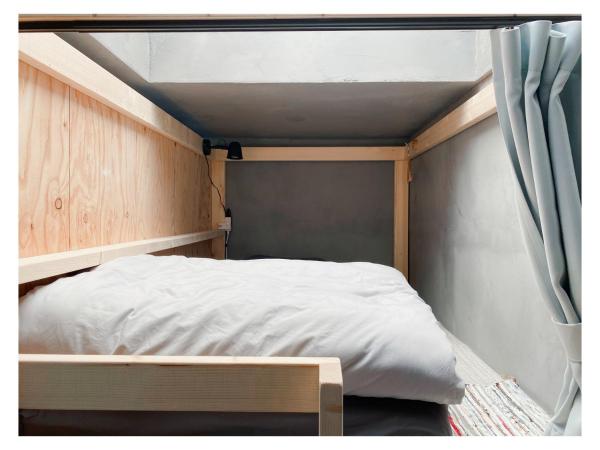 ゲストハウスよるよなか : photo 2 de la chambre lit simple dans dortoir pour femmes