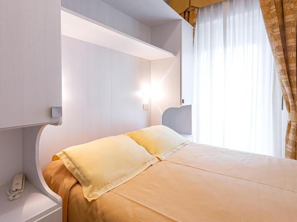 Hotel Corinna : photo 8 de la chambre chambre double ou lits jumeaux avec balcon