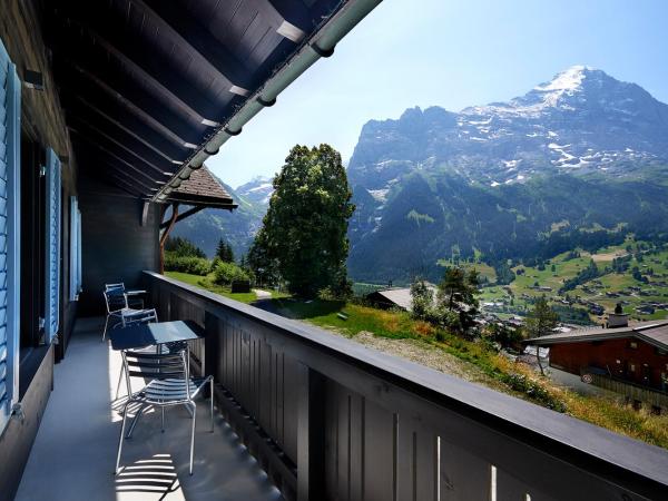 Eiger View Alpine Lodge : photo 4 de la chambre double room with balcony, eiger view and separate bathroom
