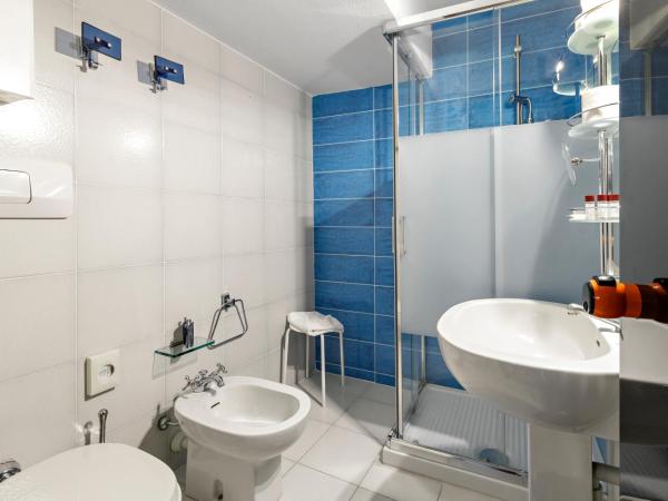 Hotel Britannia : photo 2 de la chambre chambre quadruple avec salle de bains privative