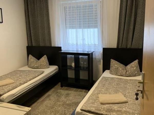 Hostel Nuremberg : photo 4 de la chambre chambre lits jumeaux avec douche et toilettes communes