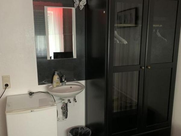 Hostel Nuremberg : photo 5 de la chambre chambre lits jumeaux avec douche et toilettes communes