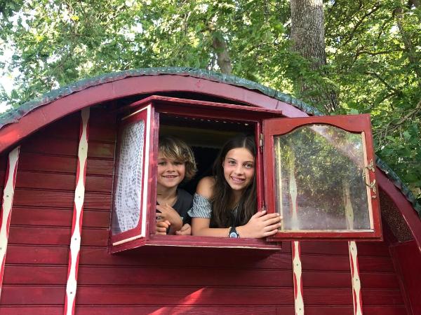 Les roulottes de Bayama - logement insolite avec jacuzzi : photo 3 de la chambre maison de vacances irlandaise