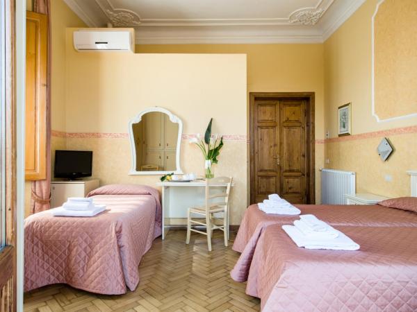 Hotel Fiorita : photo 2 de la chambre chambre quadruple Économique