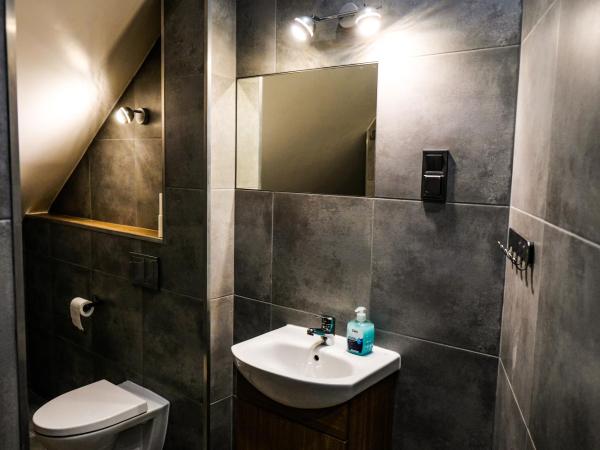 Villa 37b Bed and Breakfast : photo 4 de la chambre chambre triple avec salle de bains