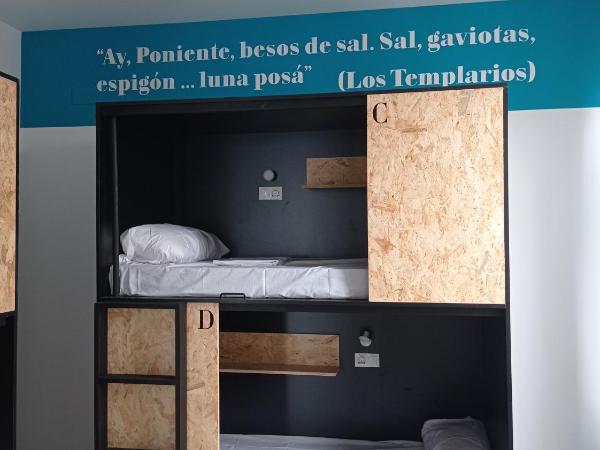 Planeta Cadiz Hostel : photo 8 de la chambre chambre familiale avec terrasse 