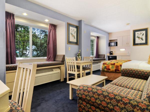 Hometown Inn & Suites Jacksonville Butler Blvd./Southpoint : photo 1 de la chambre suite lit queen-size avec canapé-lit