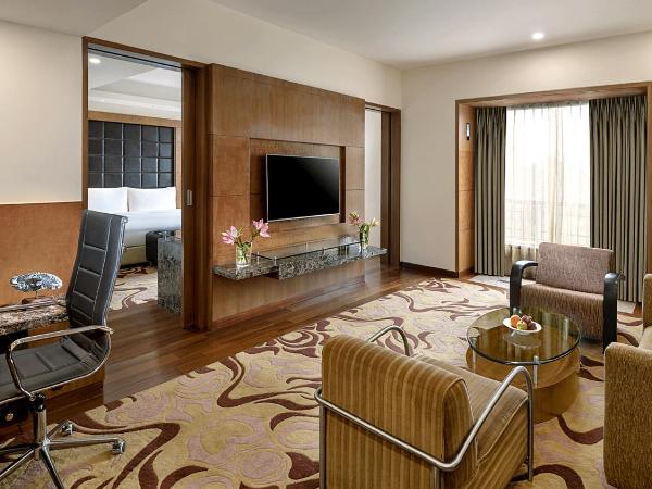 Radisson Blu Plaza Delhi Airport : photo 5 de la chambre suite 1 bed with airport transfers, happy hours 03:00 pm to 06:00 pm -1+1 & free pick up and drop to worldmark aerocity (subject to car availability)