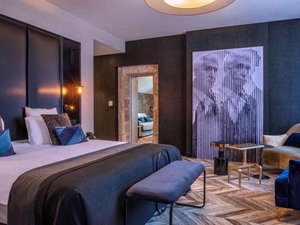 Mercure Figeac Viguier du Roy : photo 10 de la chambre suite deluxe avec 1 lit double et un canapé