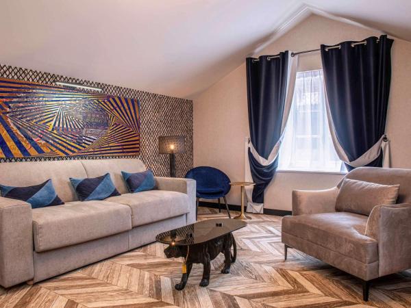 Mercure Figeac Viguier du Roy : photo 9 de la chambre suite deluxe avec 1 lit double et un canapé