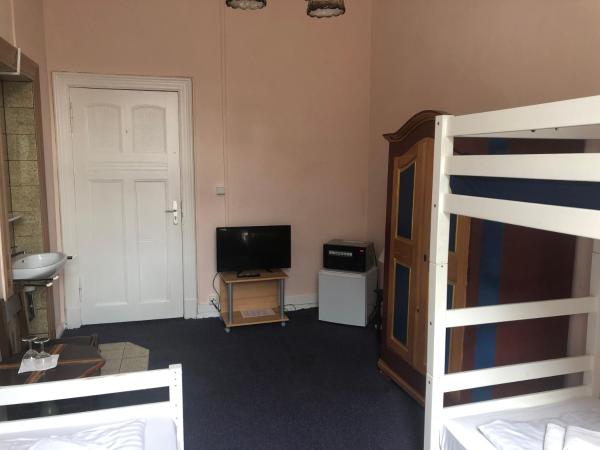 Hotel-Pension Rheingold am Kurfürstendamm : photo 5 de la chambre chambre double avec salle de bains privative extérieure