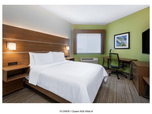 Holiday Inn Express & Suites Colorado Springs-Airport, an IHG Hotel : photo 1 de la chambre queen room - hearing accessible, full kitchen, sofa bed