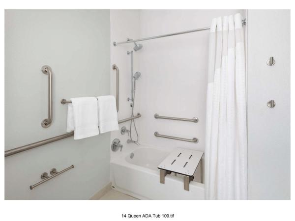 Holiday Inn Express & Suites Colorado Springs-Airport, an IHG Hotel : photo 1 de la chambre chambre lit queen-size - accessible aux personnes malentendantes - non-fumeurs