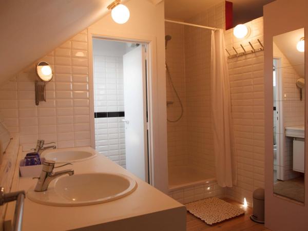 Guest House Les 3 Tilleuls : photo 8 de la chambre chambre double avec salle de bains privative
