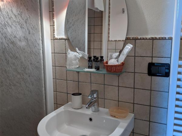 La Buccetta B&B : photo 6 de la chambre chambre double avec salle de bains privative