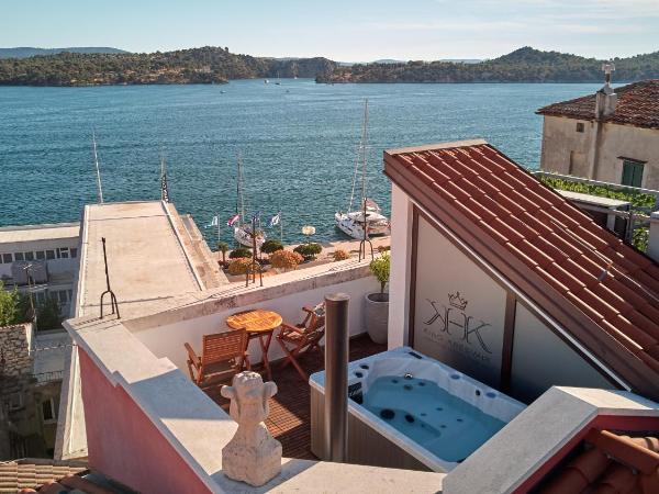 King Kresimir Heritage Hotel : photo 4 de la chambre suite avec terrasse et vue sur la mer