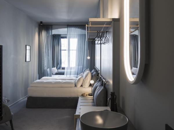 Altstadthotel Weisses Kreuz : photo 6 de la chambre chambre double moyenne - vue sur toit d'or